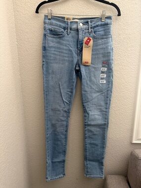 NWT Levi's Light Blue Shaping Skinny Jeans